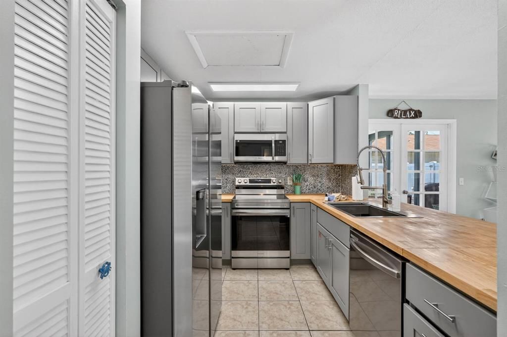 For Sale: $440,000 (5 beds, 3 baths, 2086 Square Feet)