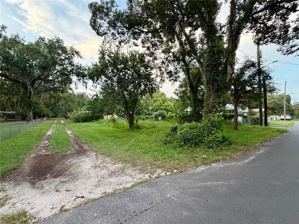 На продажу: $38,000 (0.11 acres)