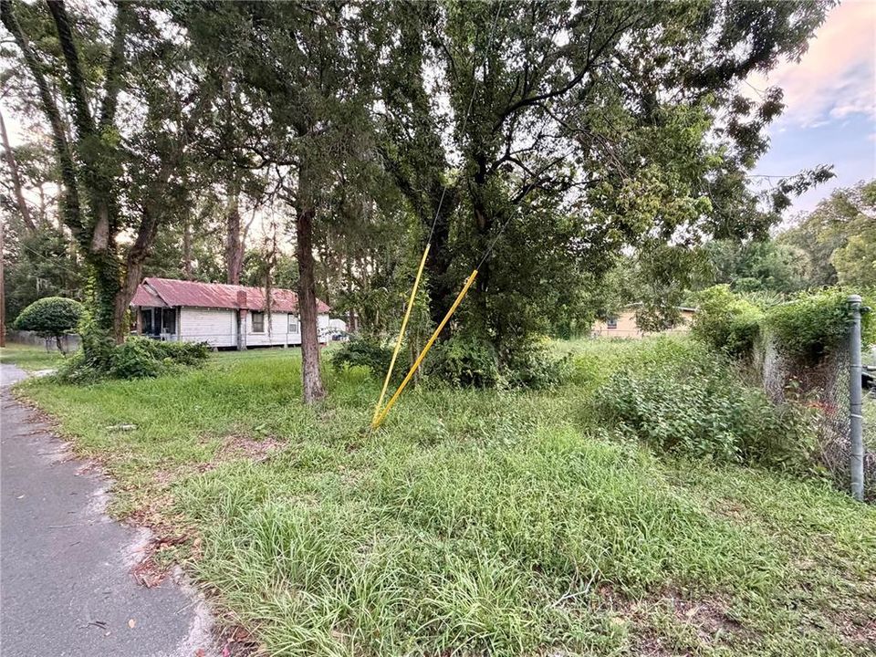 На продажу: $38,000 (0.11 acres)