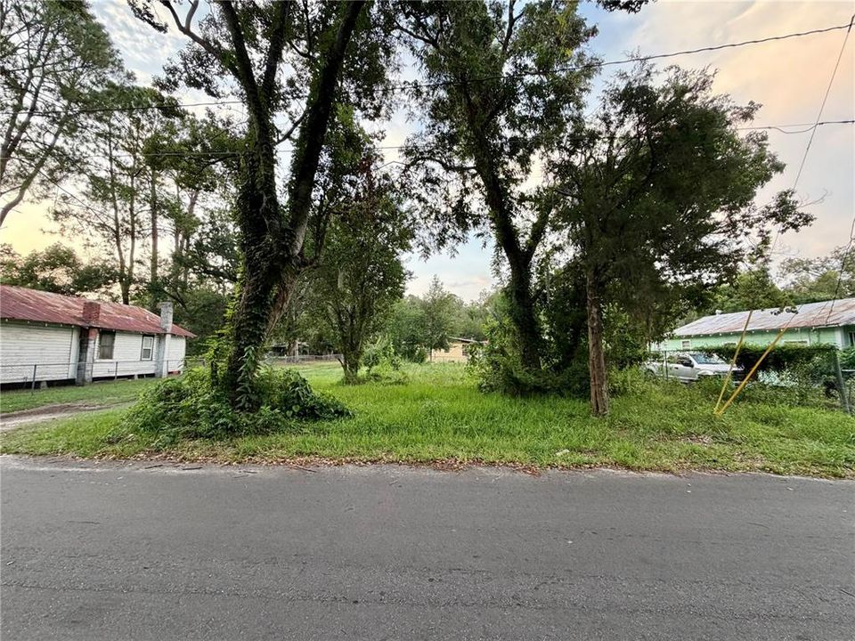 На продажу: $38,000 (0.11 acres)