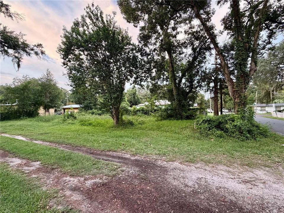 На продажу: $38,000 (0.11 acres)