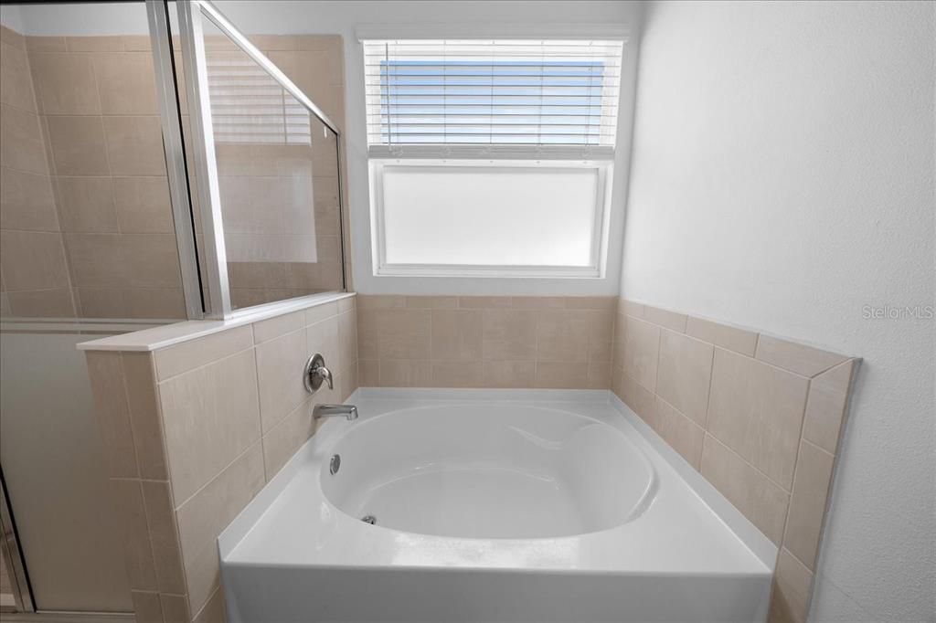 En Venta: $435,000 (4 camas, 3 baños, 2553 Pies cuadrados)