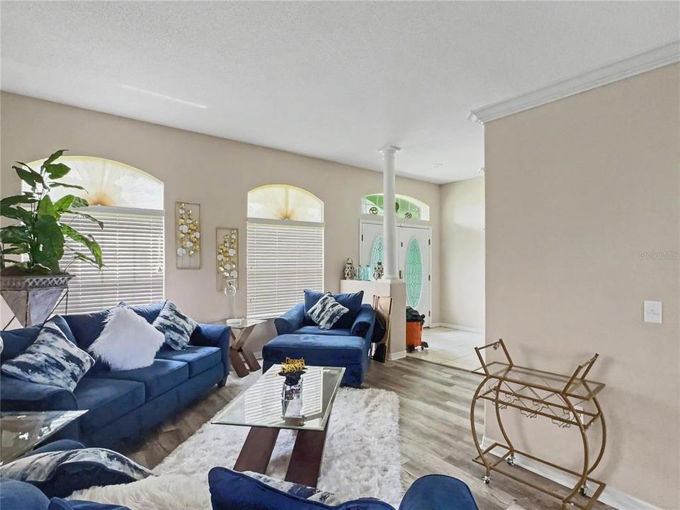 En Venta: $349,900 (3 camas, 2 baños, 2057 Pies cuadrados)