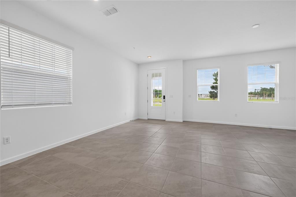 For Rent: $2,795 (4 beds, 2 baths, 1678 Square Feet)