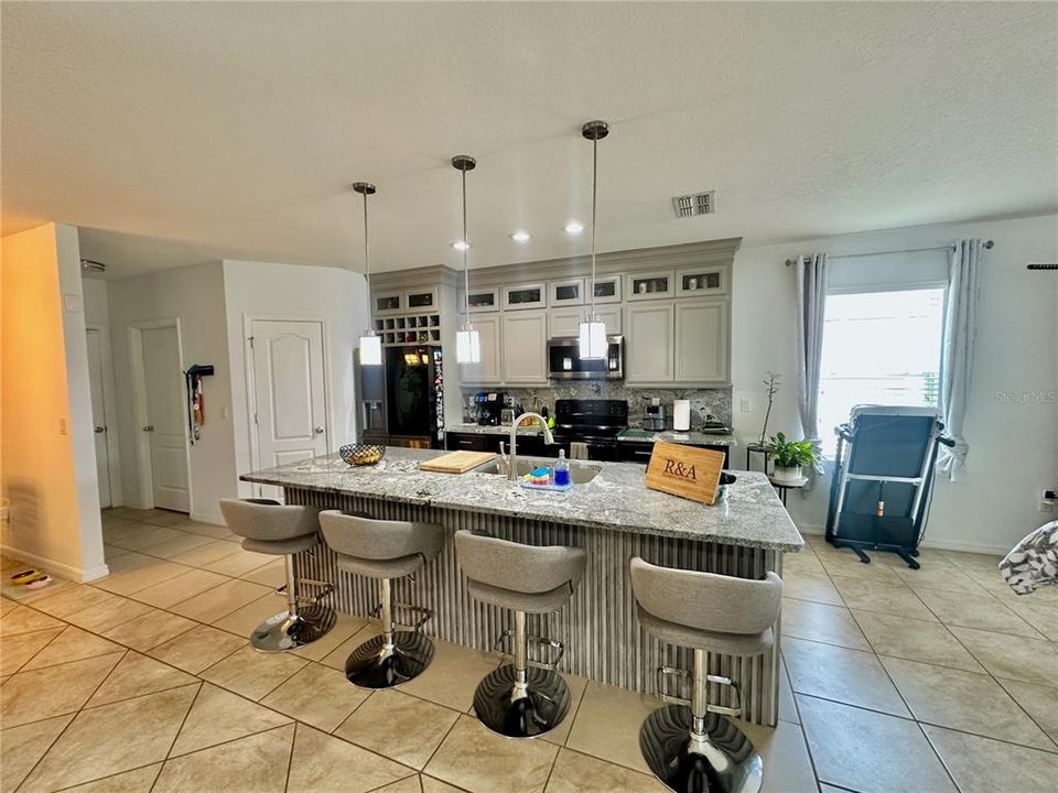 For Rent: $2,200 (4 beds, 2 baths, 1826 Square Feet)