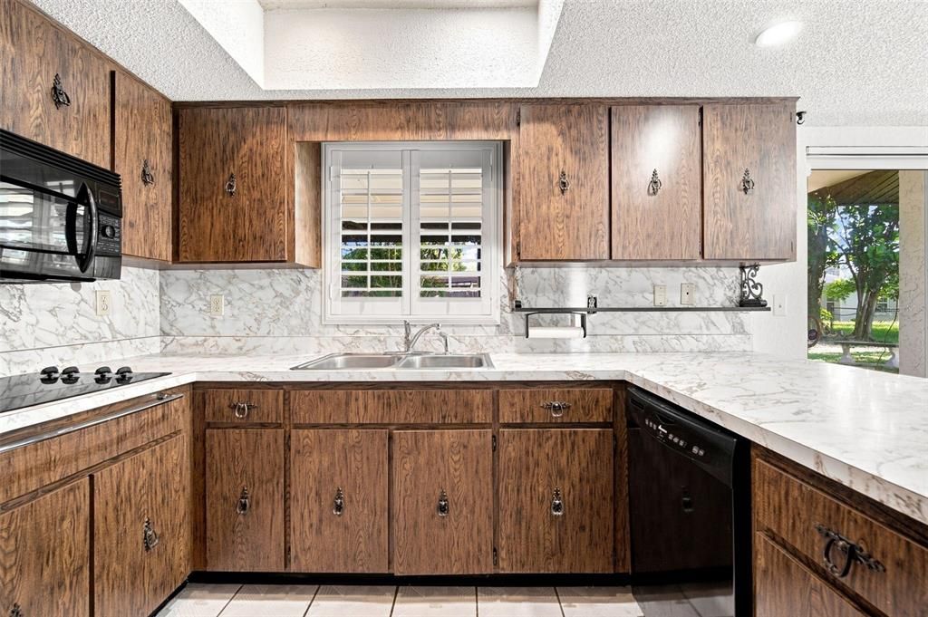 For Sale: $500,000 (4 beds, 2 baths, 2416 Square Feet)