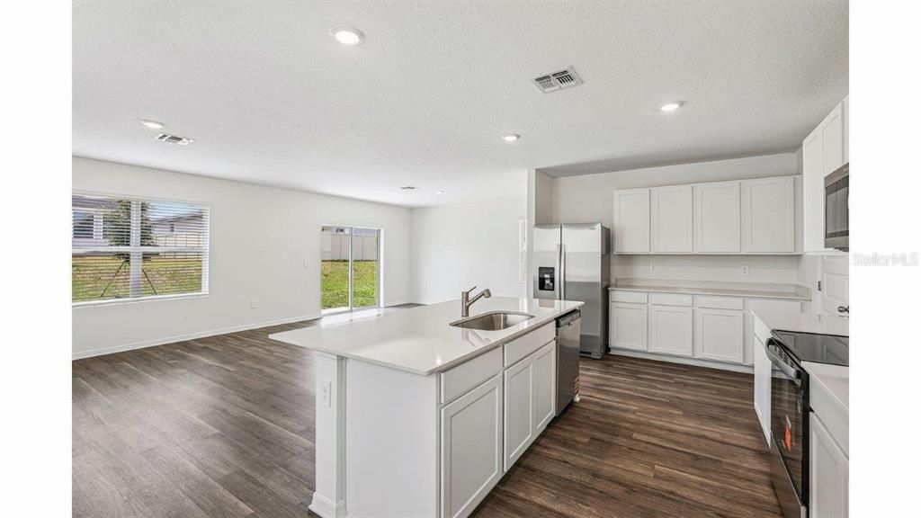 На продажу: $319,990 (4 спален, 2 ванн, 2305 Квадратных фут)
