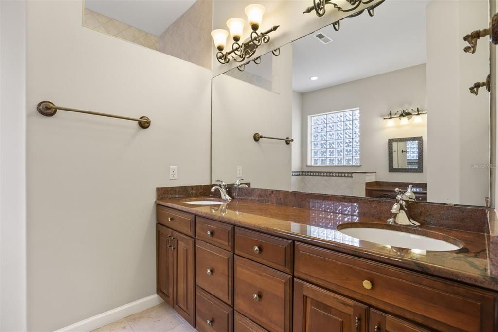 В аренду: $5,900 (6 спален, 3 ванн, 4463 Квадратных фут)