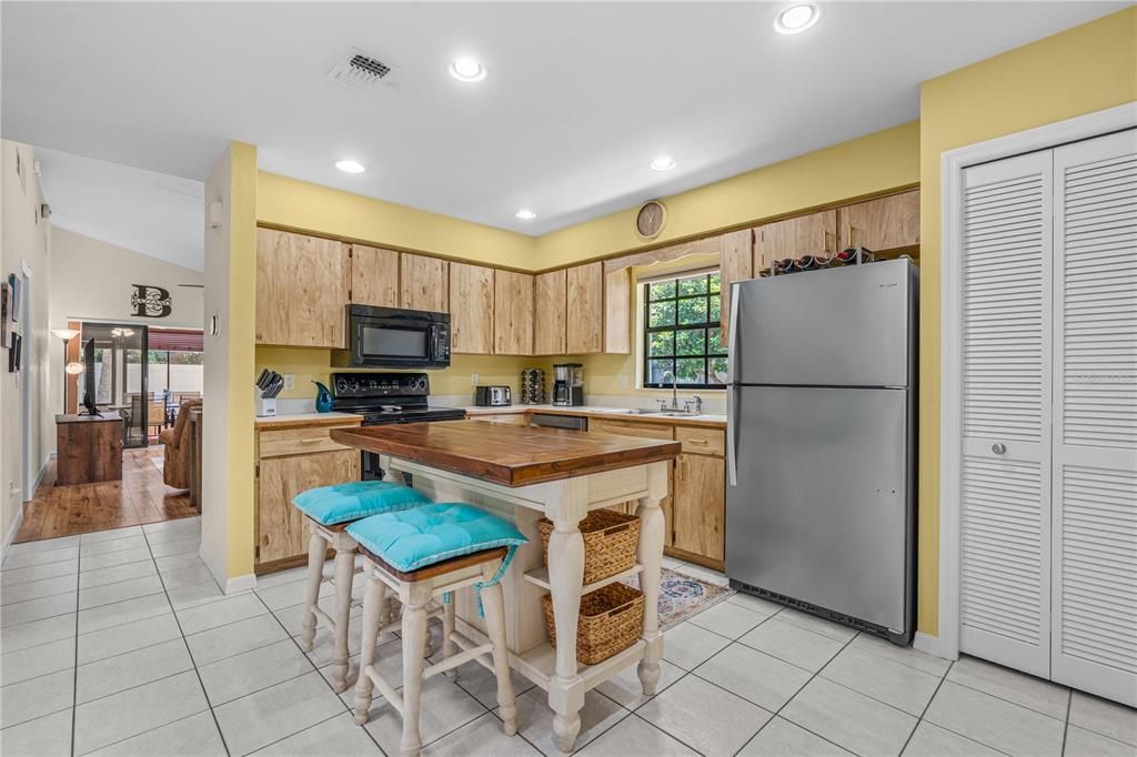 For Sale: $250,000 (2 beds, 2 baths, 1318 Square Feet)