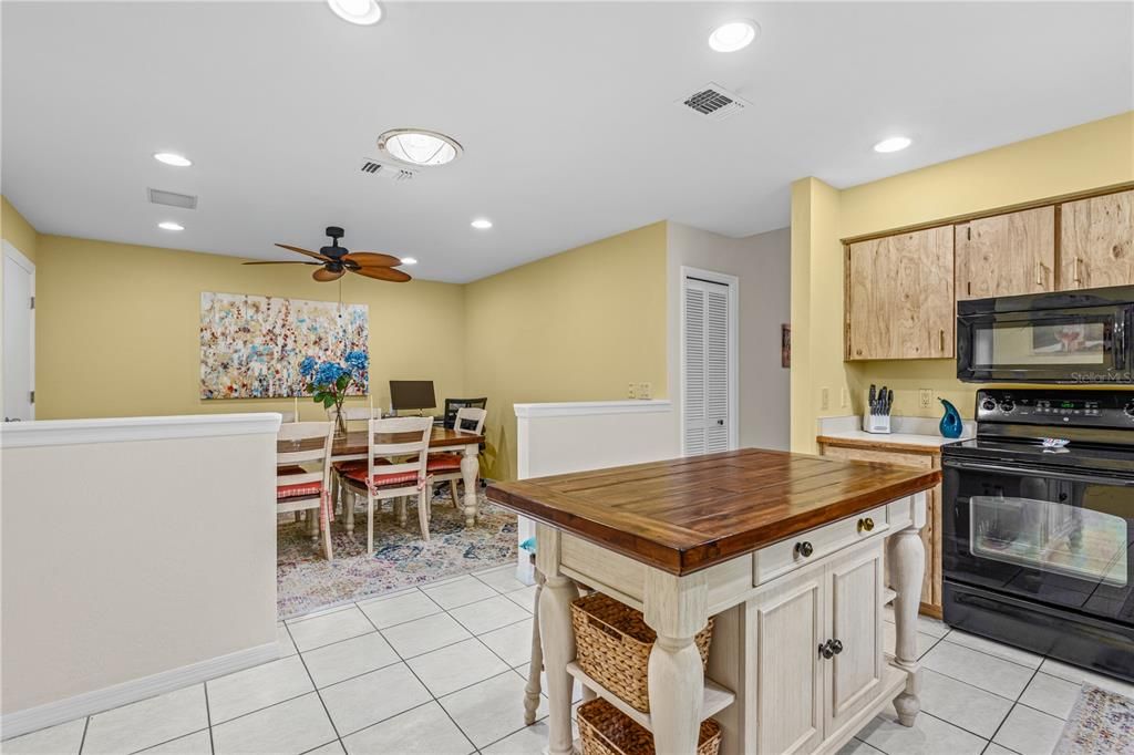 For Sale: $250,000 (2 beds, 2 baths, 1318 Square Feet)