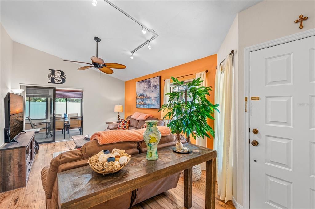 For Sale: $250,000 (2 beds, 2 baths, 1318 Square Feet)