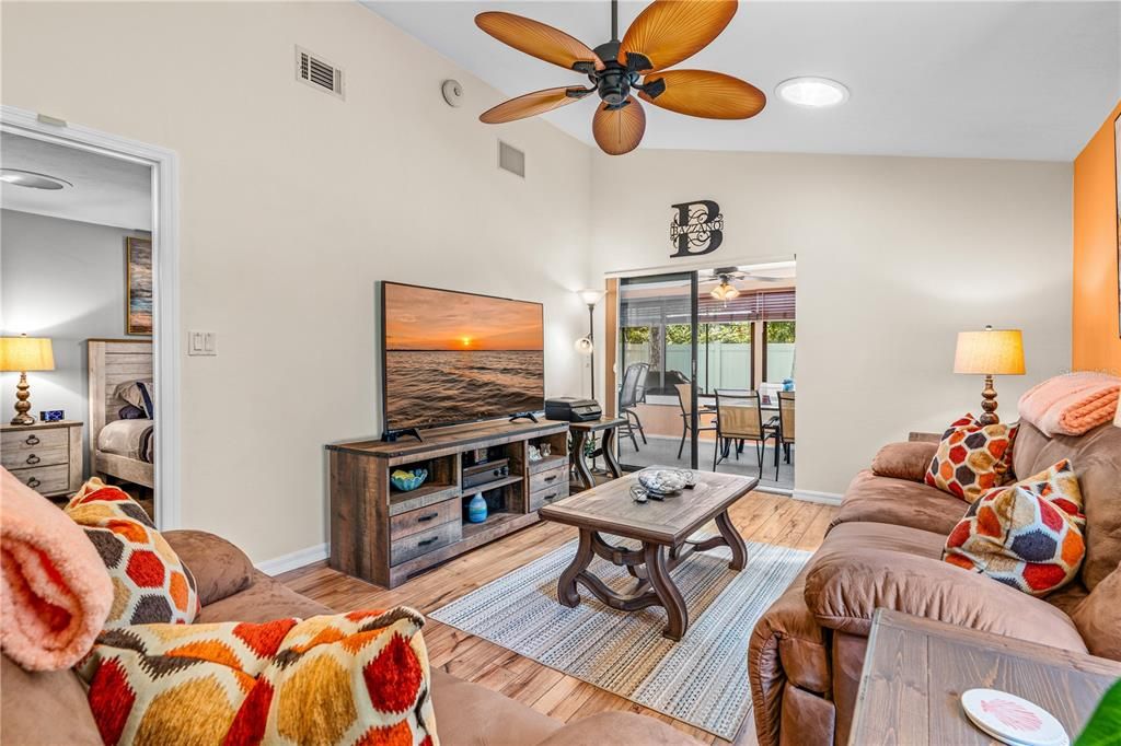 For Sale: $250,000 (2 beds, 2 baths, 1318 Square Feet)