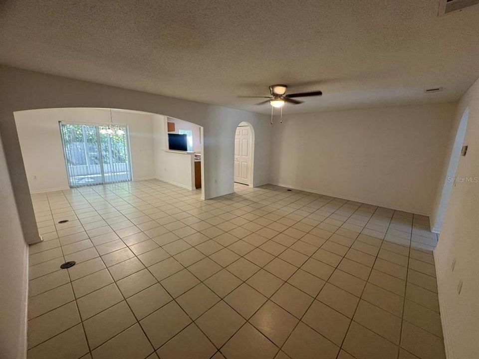 В аренду: $1,950 (4 спален, 2 ванн, 1703 Квадратных фут)