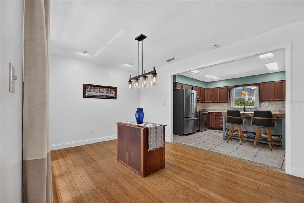 На продажу: $449,900 (4 спален, 2 ванн, 2372 Квадратных фут)