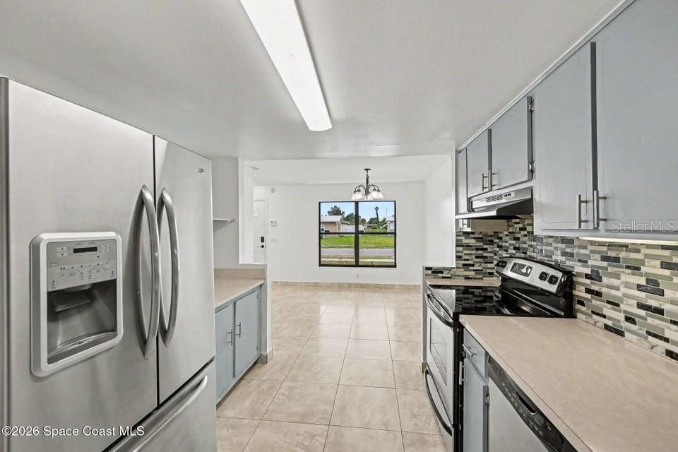На продажу: $299,900 (4 спален, 2 ванн, 1844 Квадратных фут)