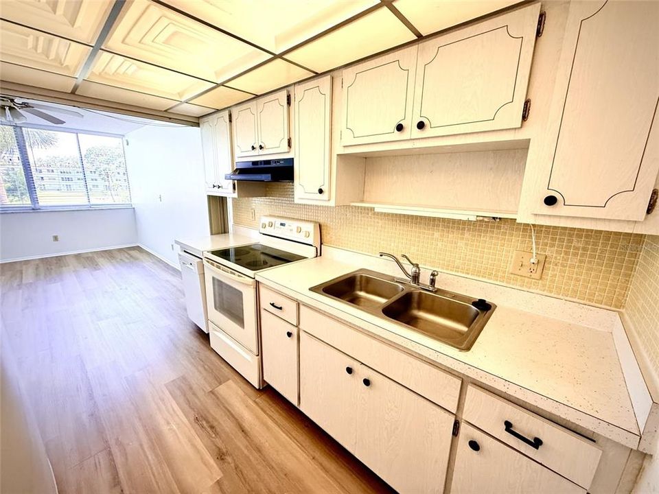 For Rent: $1,500 (1 beds, 1 baths, 930 Square Feet)