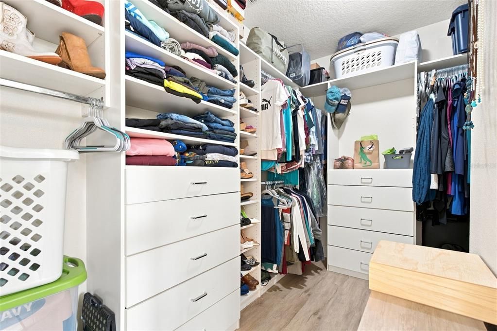 Activo con contrato: $599,000 (4 camas, 3 baños, 2835 Pies cuadrados)