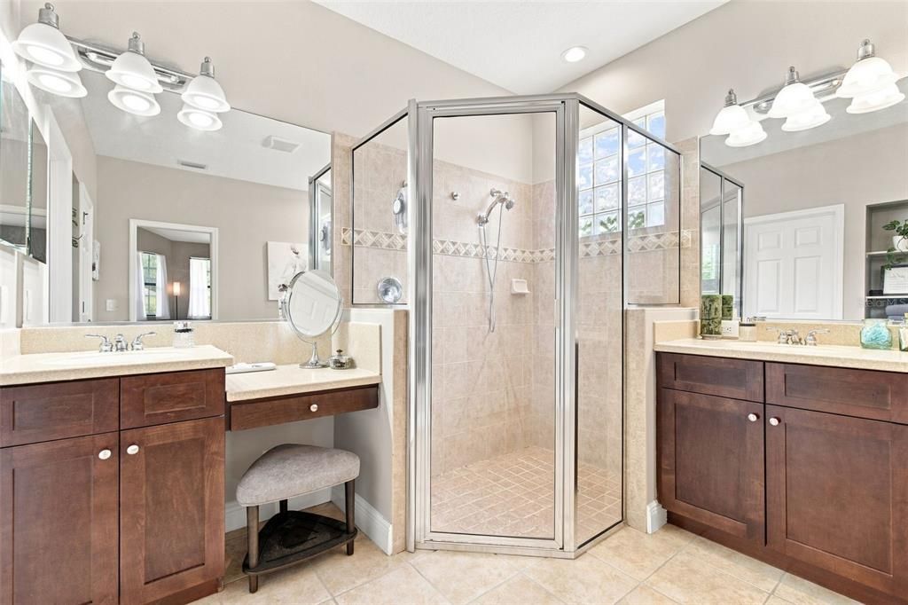 Activo con contrato: $599,000 (4 camas, 3 baños, 2835 Pies cuadrados)