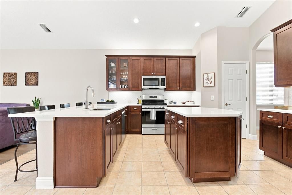 Activo con contrato: $599,000 (4 camas, 3 baños, 2835 Pies cuadrados)