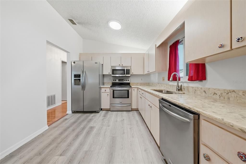 На продажу: $239,900 (3 спален, 2 ванн, 1450 Квадратных фут)