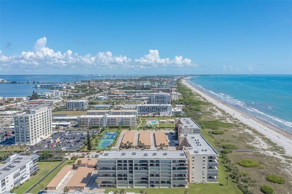 For Sale: $330,000 (1 beds, 1 baths, 888 Square Feet)