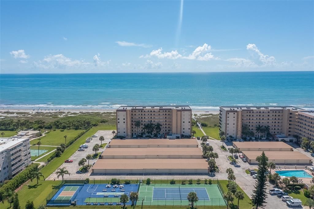For Sale: $330,000 (1 beds, 1 baths, 888 Square Feet)