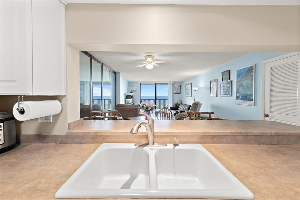 For Sale: $330,000 (1 beds, 1 baths, 888 Square Feet)