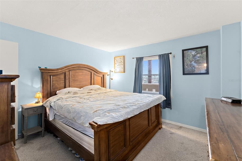 For Sale: $330,000 (1 beds, 1 baths, 888 Square Feet)