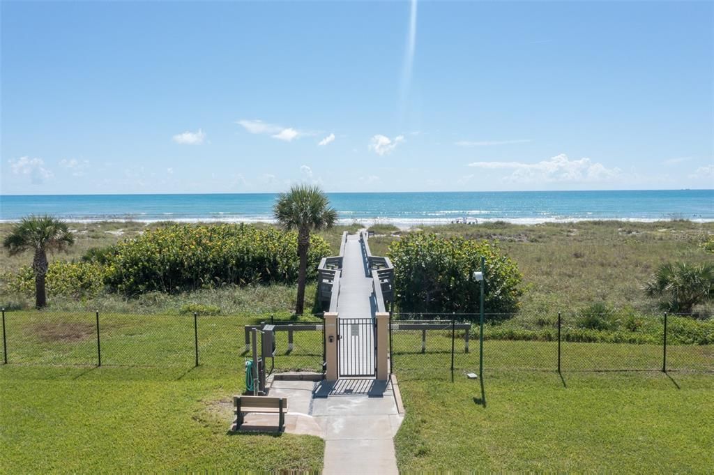 For Sale: $330,000 (1 beds, 1 baths, 888 Square Feet)