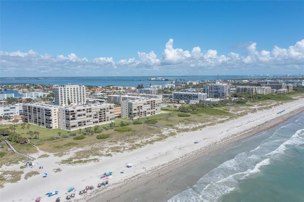 For Sale: $330,000 (1 beds, 1 baths, 888 Square Feet)