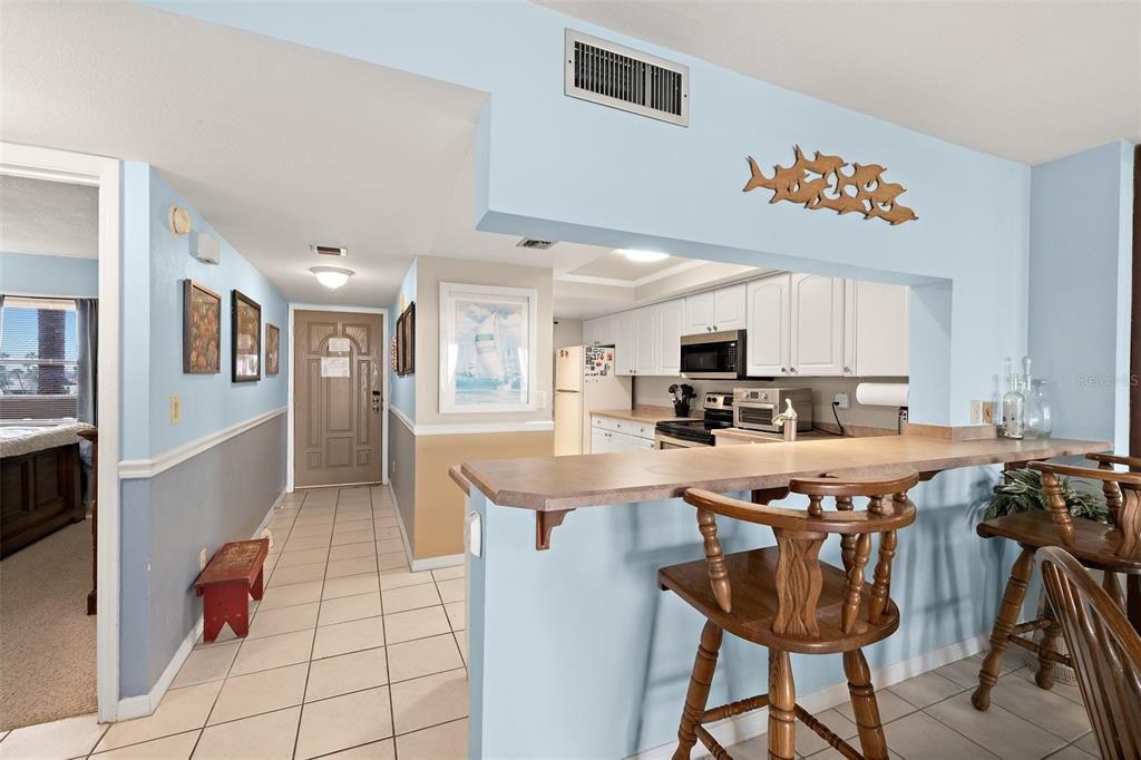For Sale: $330,000 (1 beds, 1 baths, 888 Square Feet)