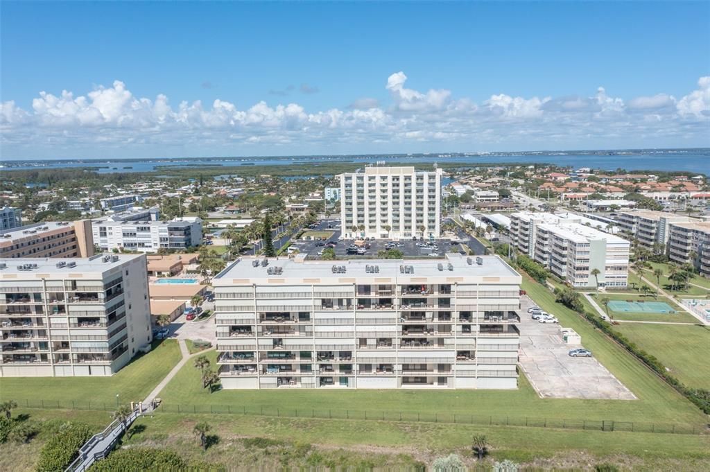 For Sale: $330,000 (1 beds, 1 baths, 888 Square Feet)