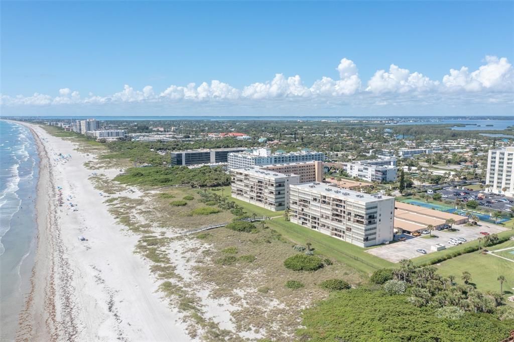 For Sale: $330,000 (1 beds, 1 baths, 888 Square Feet)