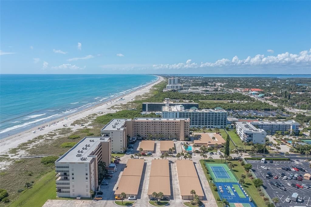 For Sale: $330,000 (1 beds, 1 baths, 888 Square Feet)