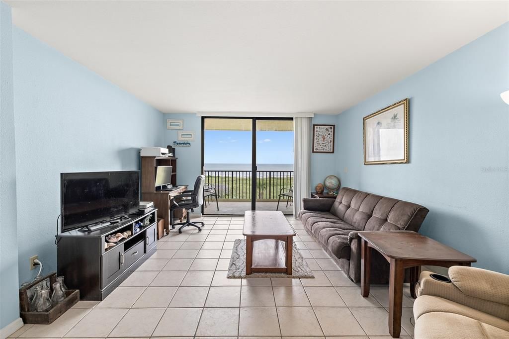 For Sale: $330,000 (1 beds, 1 baths, 888 Square Feet)