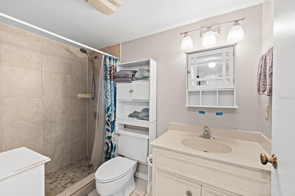 For Sale: $330,000 (1 beds, 1 baths, 888 Square Feet)