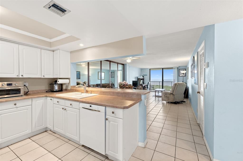 For Sale: $330,000 (1 beds, 1 baths, 888 Square Feet)