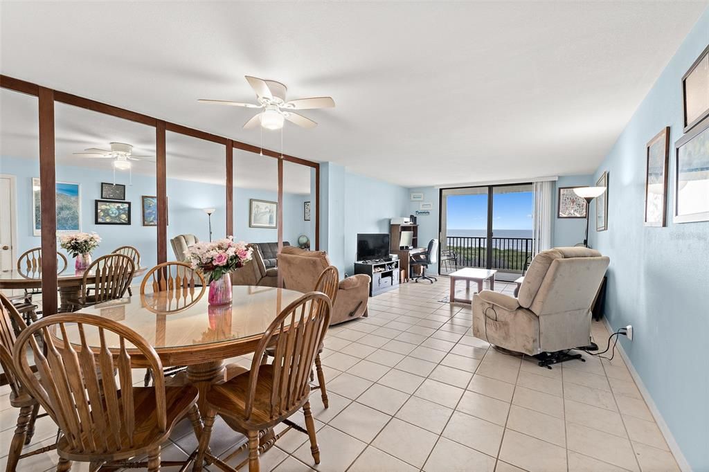 For Sale: $330,000 (1 beds, 1 baths, 888 Square Feet)