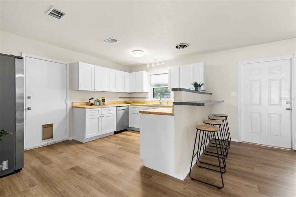 На продажу: $489,900 (4 спален, 2 ванн, 1830 Квадратных фут)