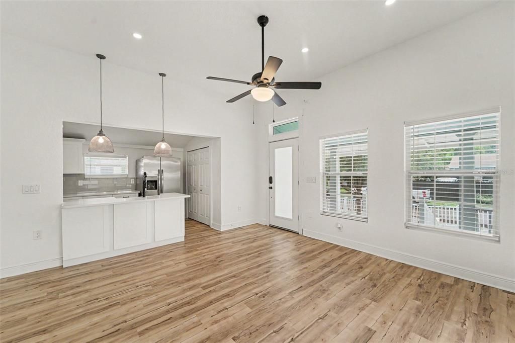 For Sale: $350,000 (3 beds, 2 baths, 1216 Square Feet)