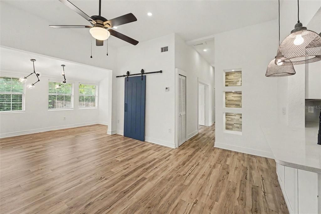 For Sale: $350,000 (3 beds, 2 baths, 1216 Square Feet)
