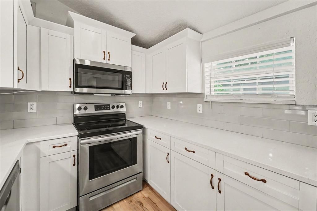 For Sale: $350,000 (3 beds, 2 baths, 1216 Square Feet)