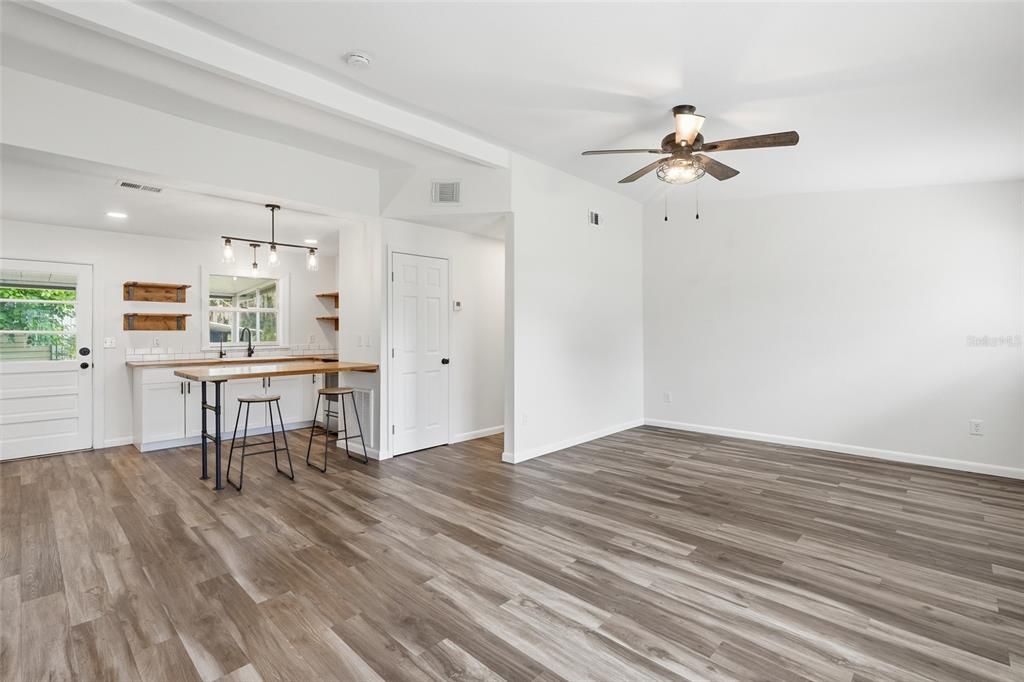 For Sale: $235,000 (3 beds, 2 baths, 1165 Square Feet)