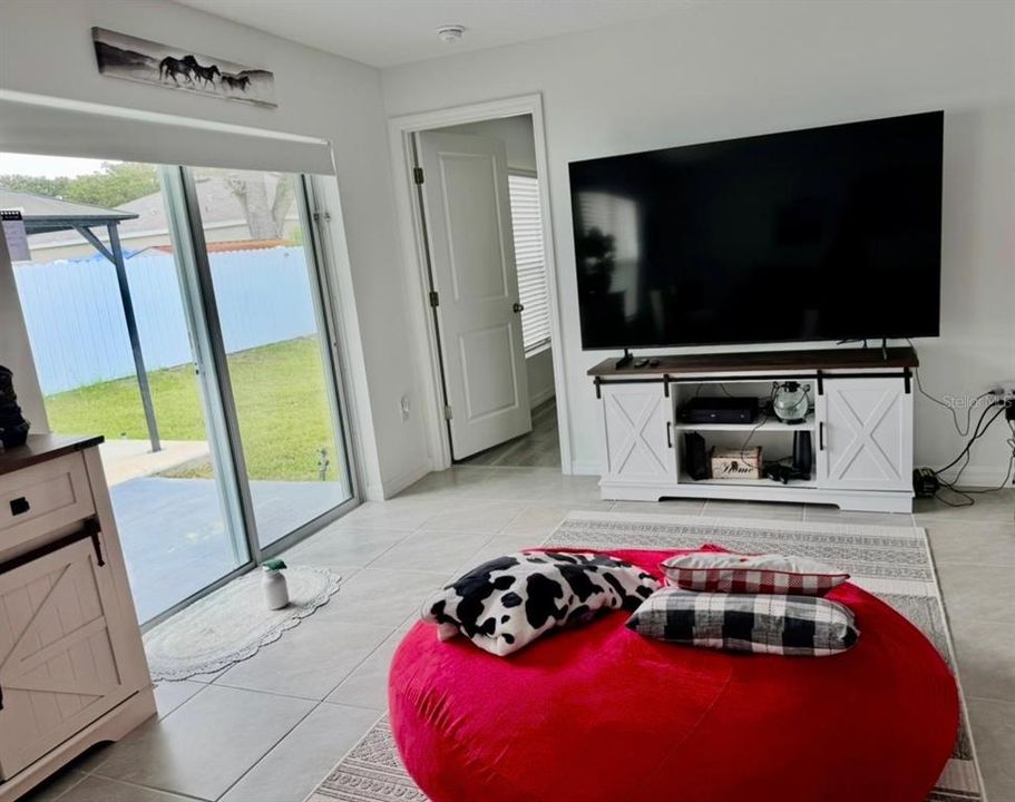 На продажу: $279,990 (3 спален, 2 ванн, 1408 Квадратных фут)