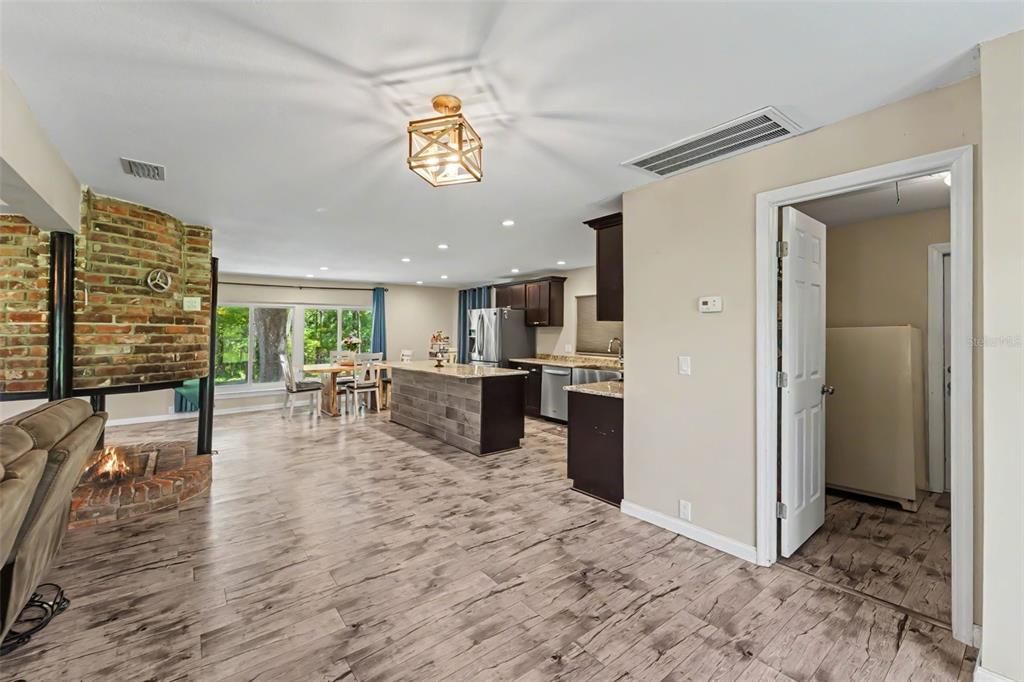 На продажу: $329,900 (3 спален, 2 ванн, 2472 Квадратных фут)