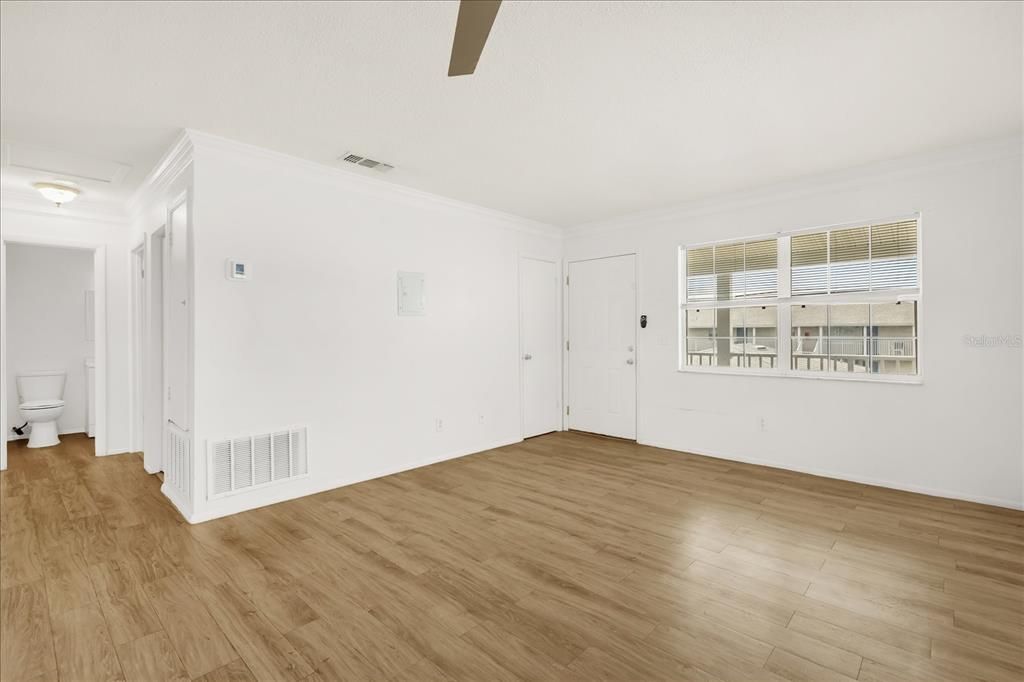 For Sale: $125,000 (2 beds, 1 baths, 702 Square Feet)