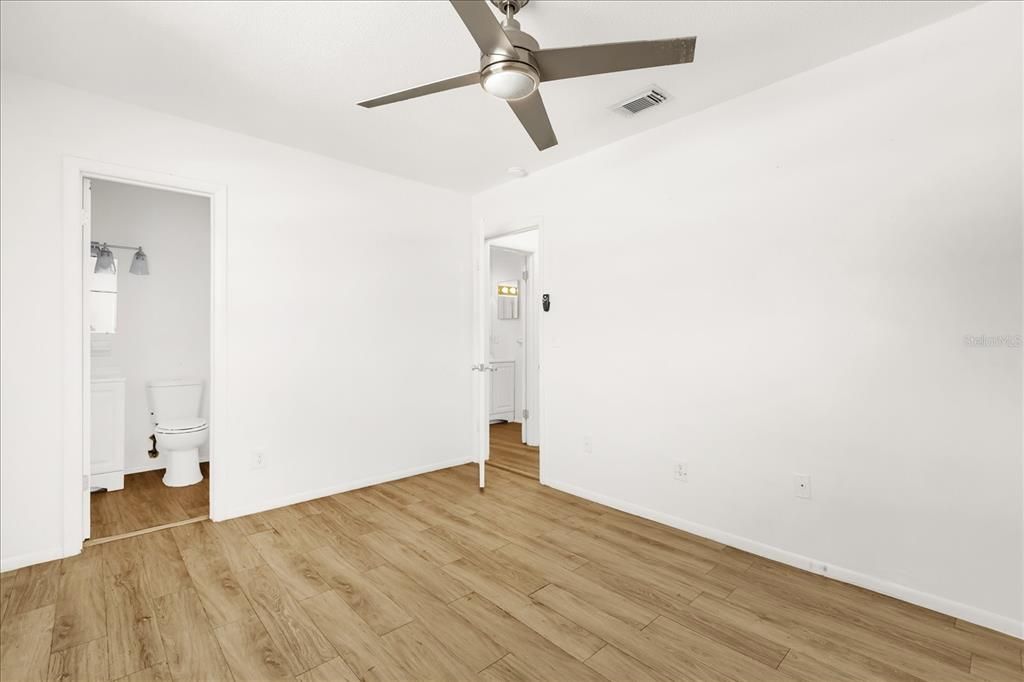 For Sale: $125,000 (2 beds, 1 baths, 702 Square Feet)