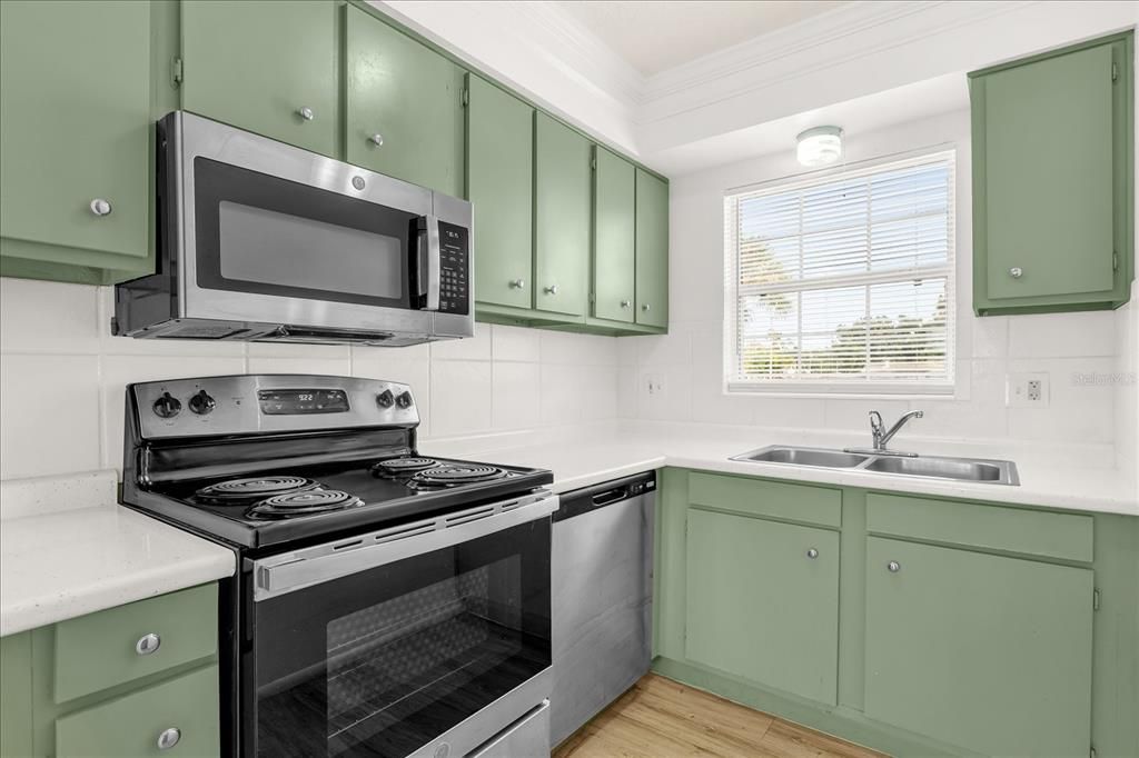 For Sale: $125,000 (2 beds, 1 baths, 702 Square Feet)