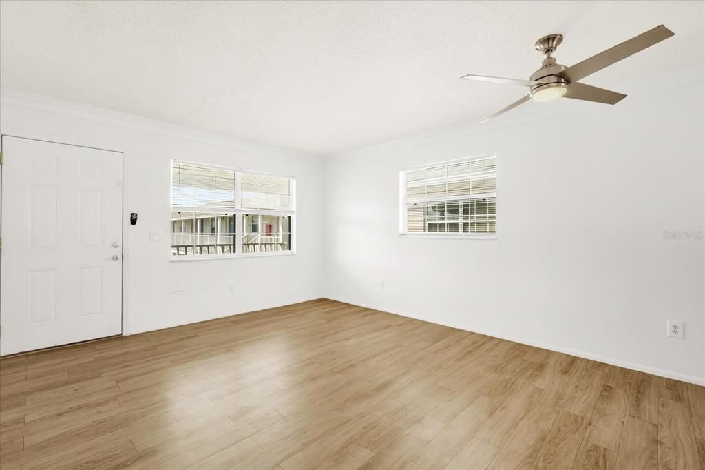 For Sale: $125,000 (2 beds, 1 baths, 702 Square Feet)