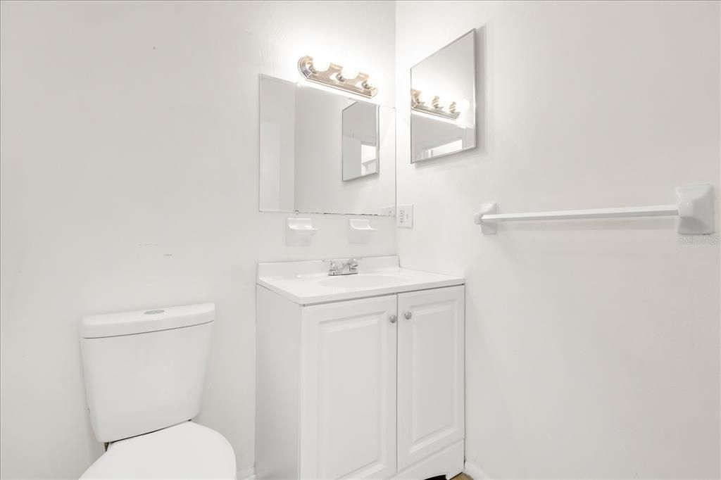For Sale: $125,000 (2 beds, 1 baths, 702 Square Feet)